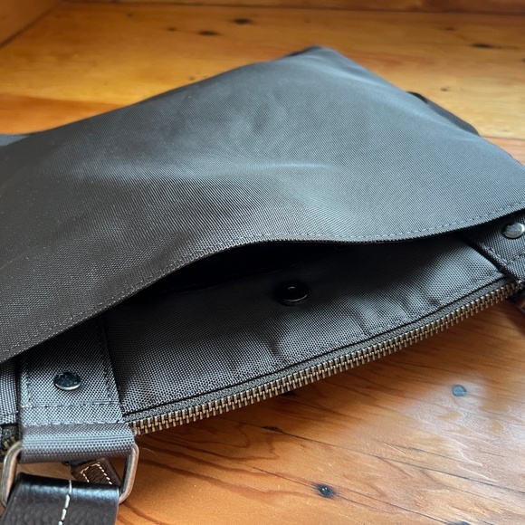 Roots Brown Leather Crossbody Messenger Bag - Picture 8 of 9